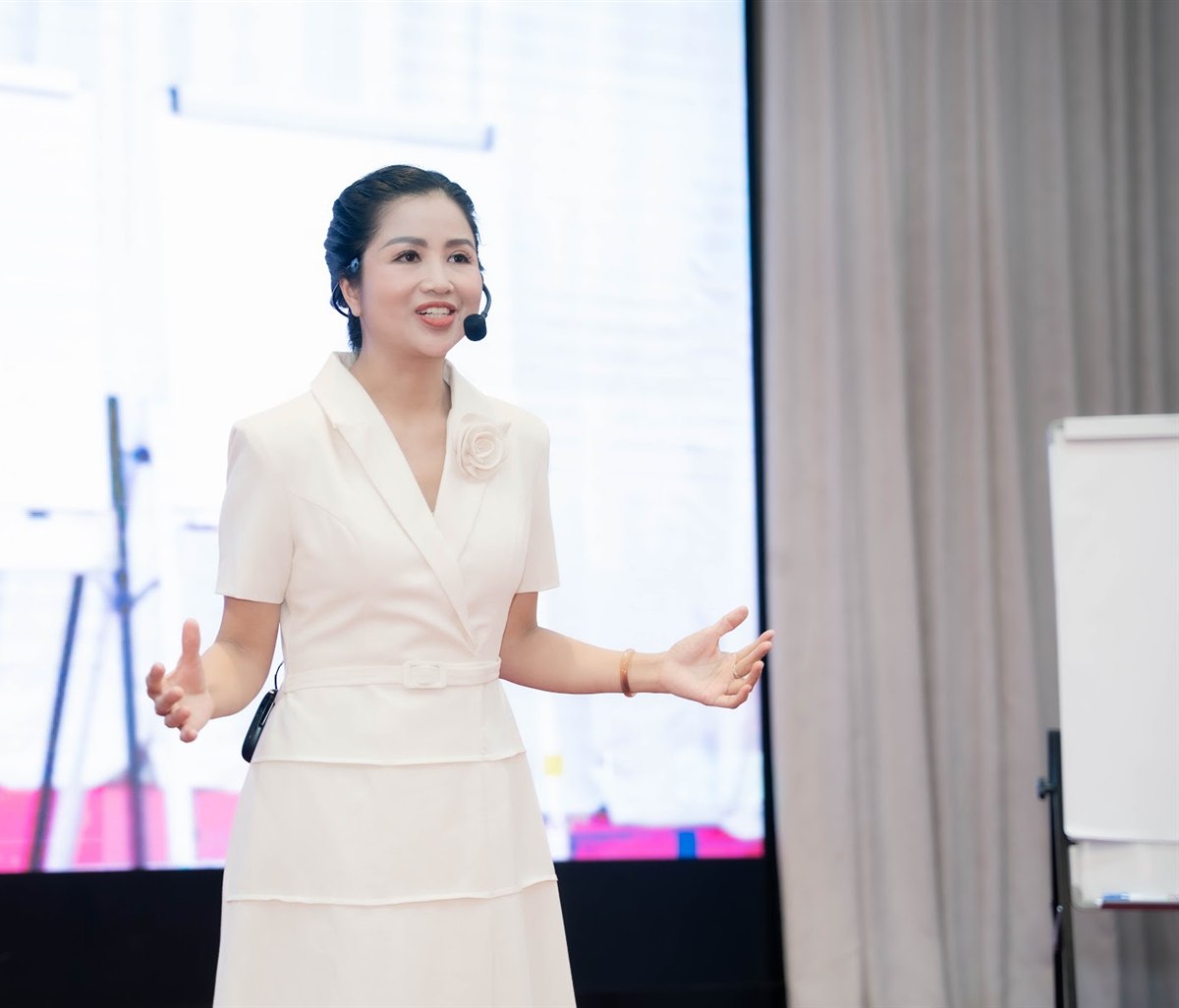 Tuệ Giang đang kể chuyện trên sân khấu